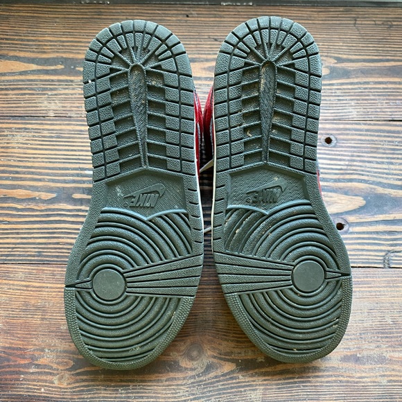 Jordan 1 Retro Gucci Reds - Picture 6 of 8